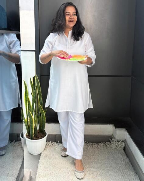 Women Straight Kurta with Mandarin-Collar