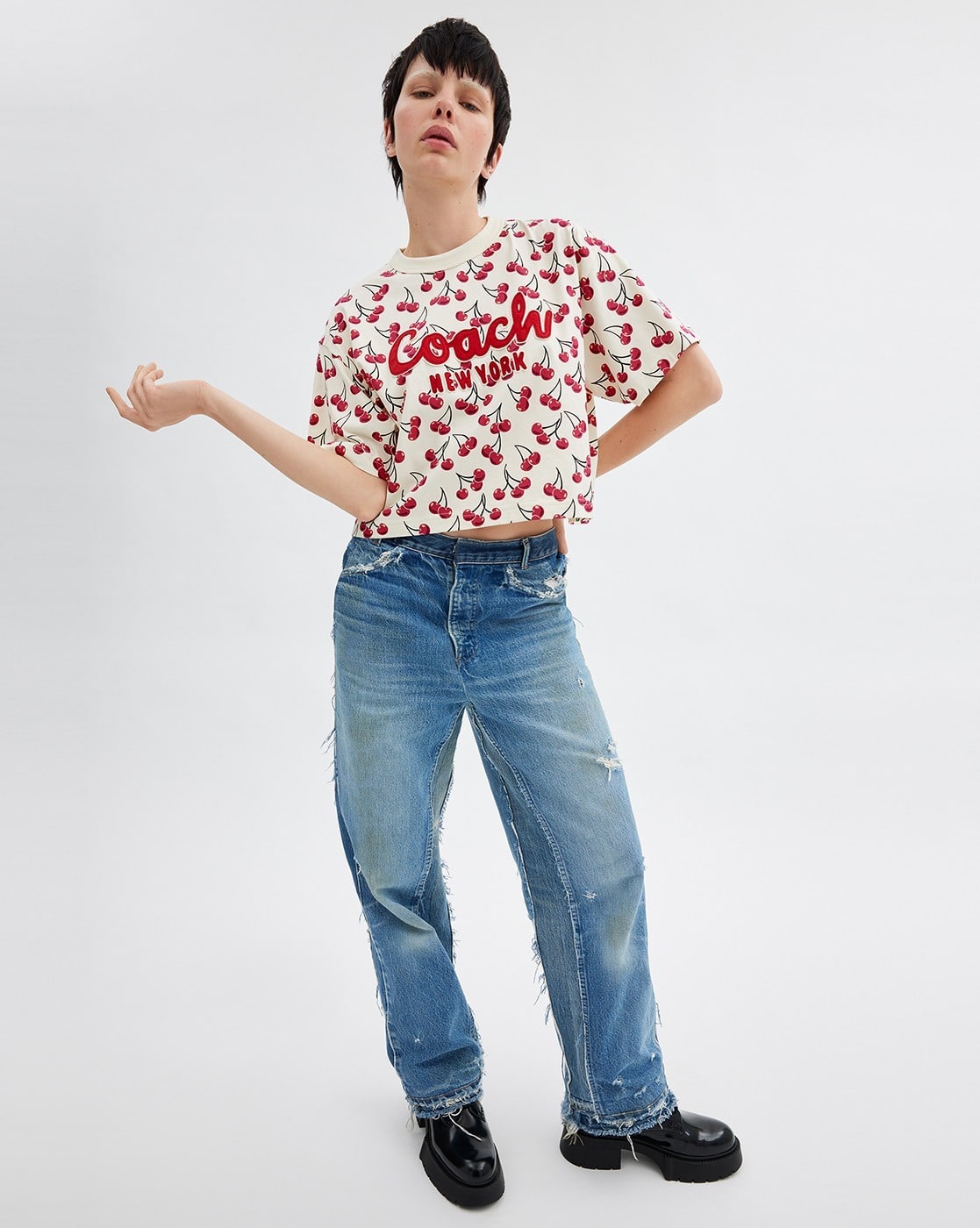 コーチ Cherry Cursive Cropped T Shirt In Organic Cotton Buy Coach Cursive Signature Cherry Print Cropped Cotton Crew