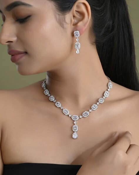 VALLEY OF JEWELLERY (VOJ) Women Stone-Studded Neckalce & Earrings Set