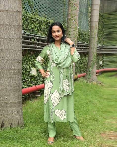 SVARAA Women Floral Print Straight Kurta Set with Dupatta