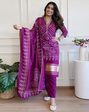 Women Embroidered Straight Kurta Set-image-9