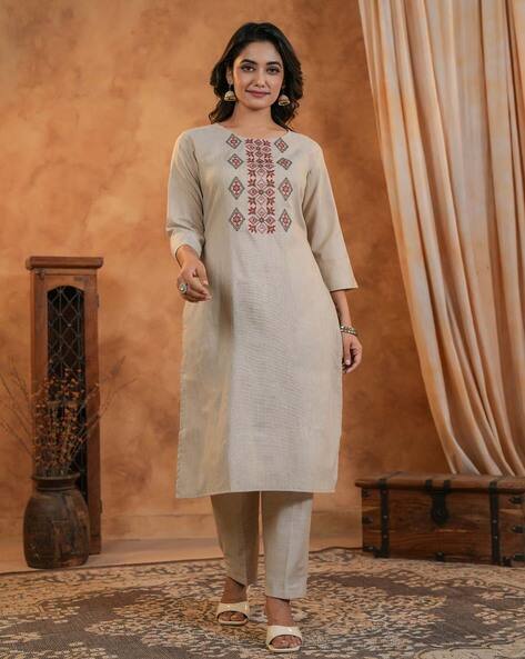 Women Embroidered Straight Kurta Pants Set