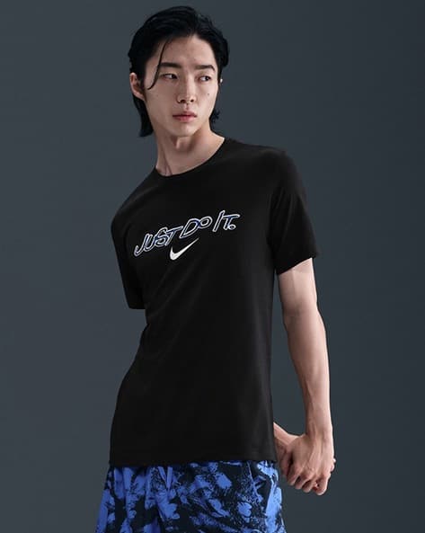 NIKE Men Typographic Print Regular Fit Crew-Neck T-Shirt