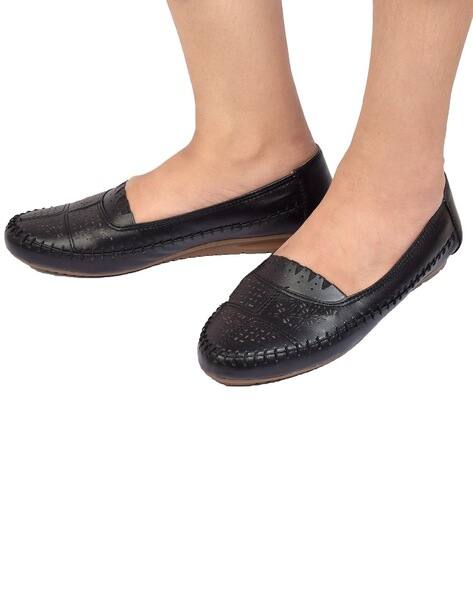 XE LOOKS Women Perforated ballerinas