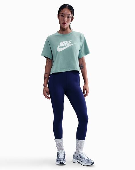 nike tshirt nike essential cropped crew