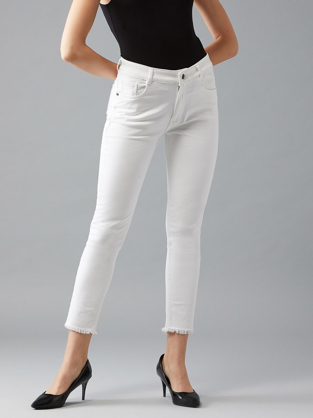 white skinny jeans with frayed hem