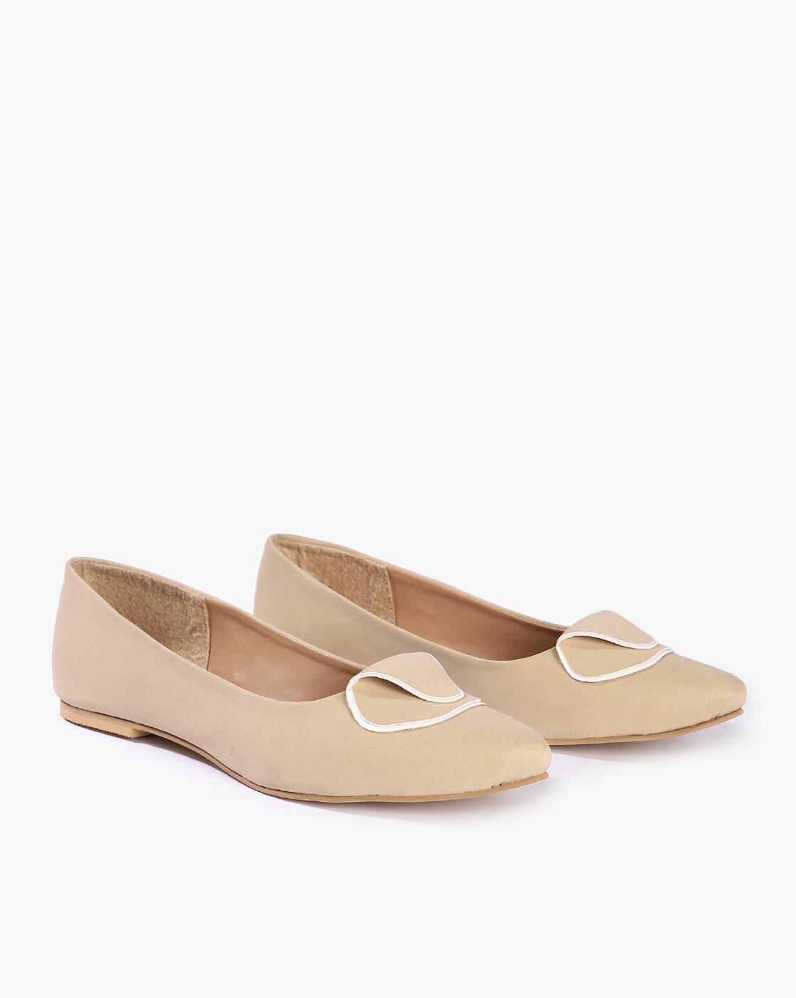 beige flat pointed shoes
