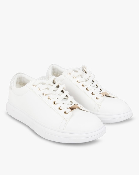 lace up low top sneakers