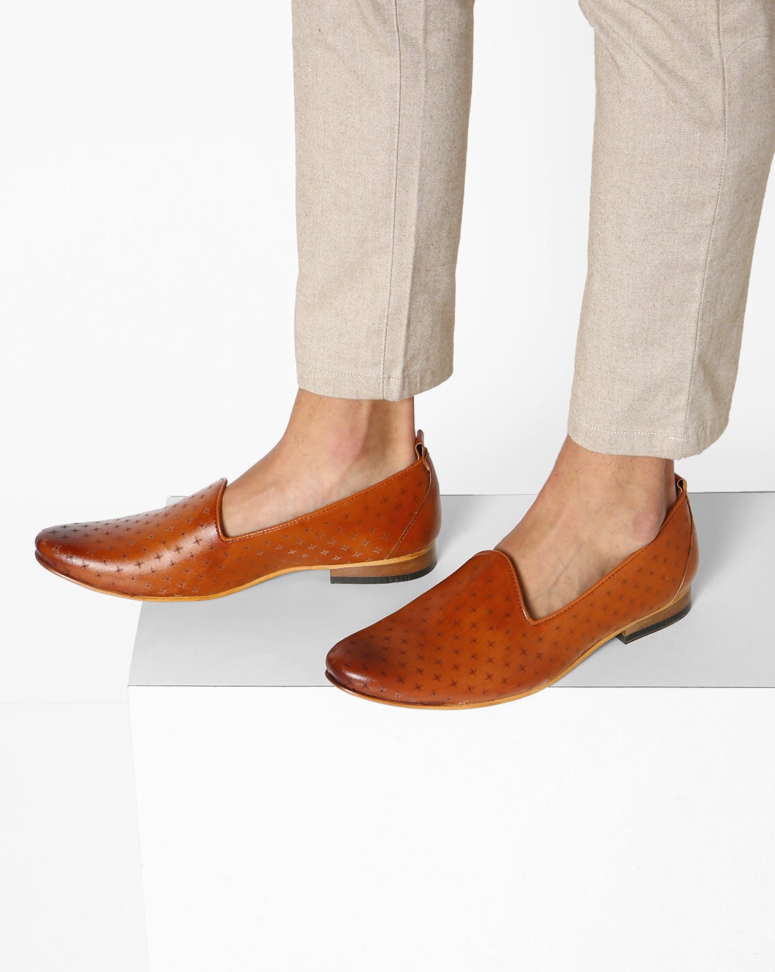 ajio nagra slip on shoes