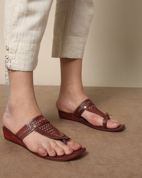 Ladies store leather chappal