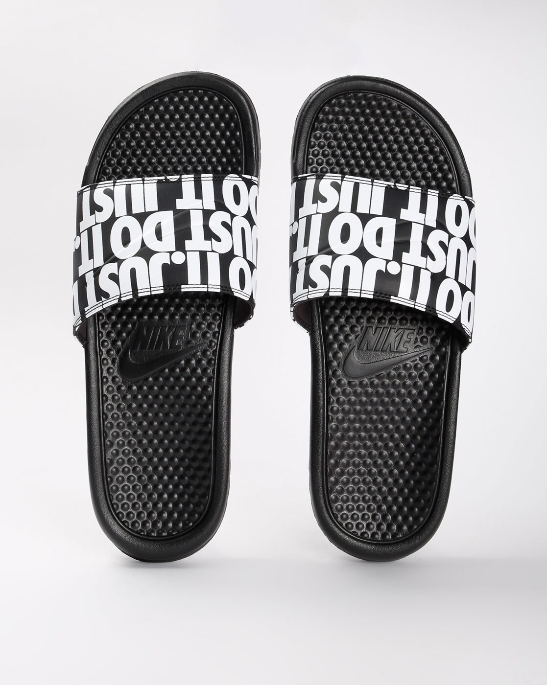 Nike benassi discount slides all black