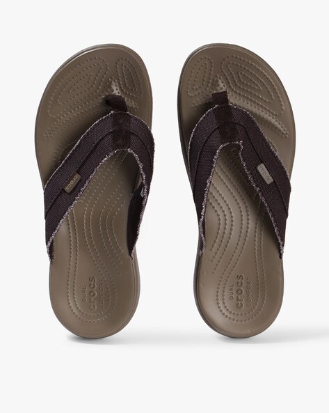 crocs santa cruz flip flops