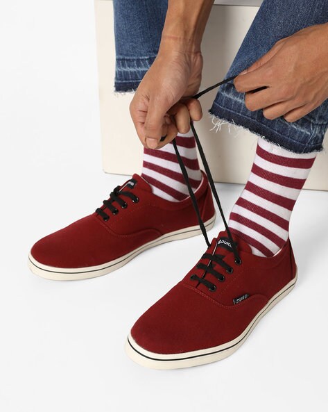 maroon sneakers outfit mens