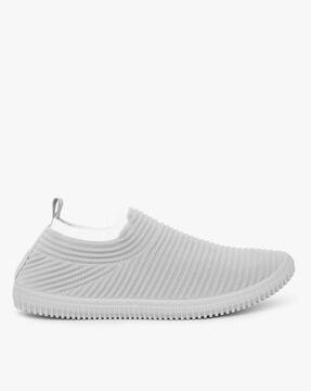 white shoes below 300 rupees