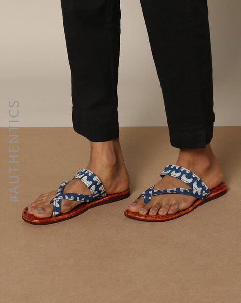 levis chappals