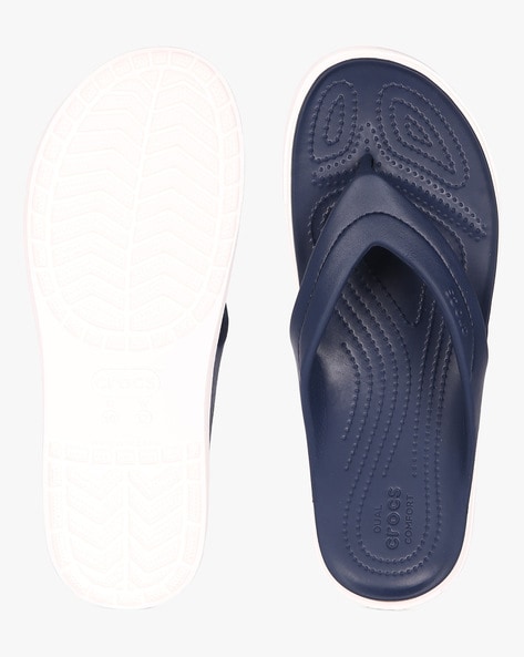 crocs dual comfort flip flops