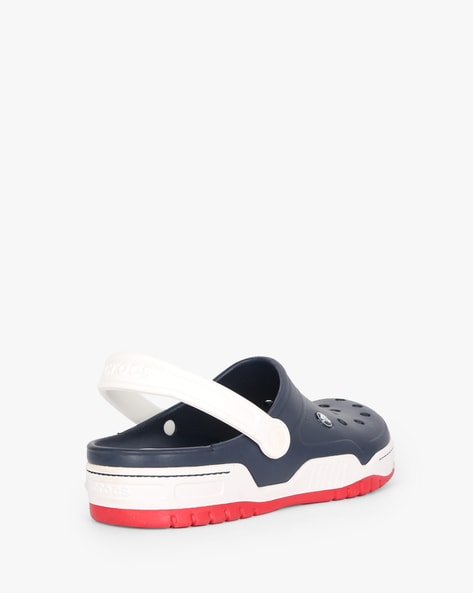 Crocs front court discount clog