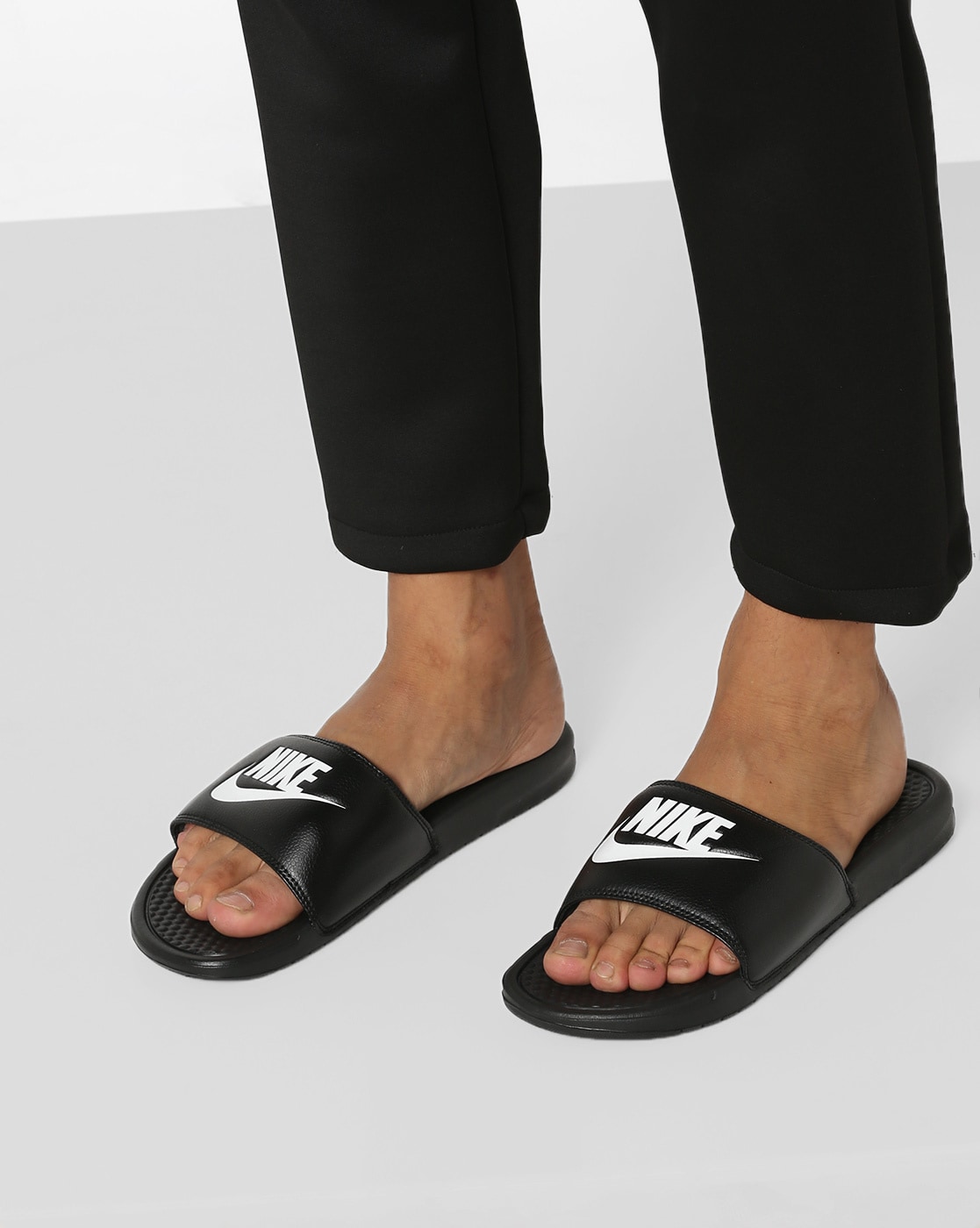 Veroorloven Richtlijnen Hoorzitting Buy Black & White Flip Flop & Slippers for Men by NIKE Online | Ajio.com