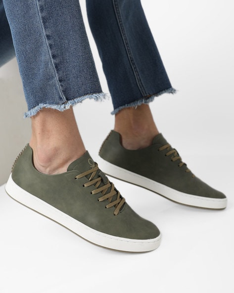 outfits with olive green sneakers