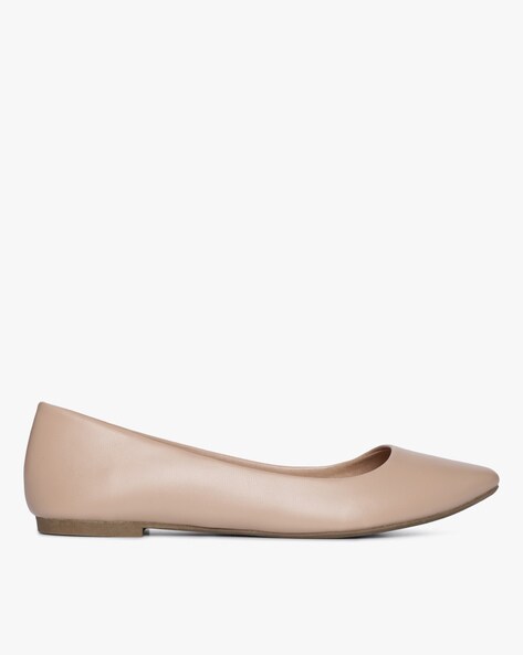 nude pointed flat shoes