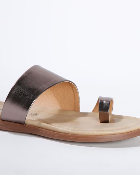 Toe-Ring Sandals with Glossy Straps (Image - 3)