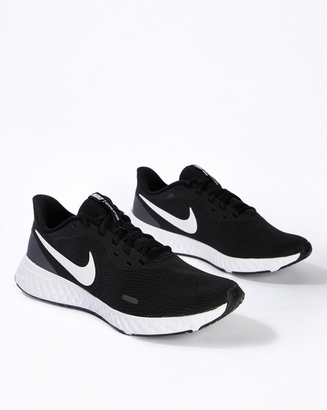 nike lace up sports shoes