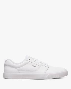 white dc shoes