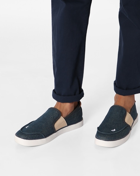 wildcraft slip ons