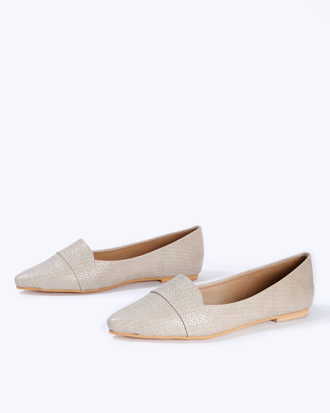 beige flat pointed shoes
