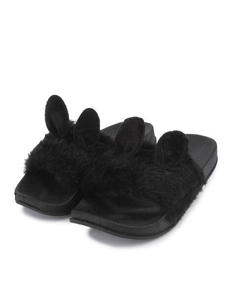 girls black flip flops