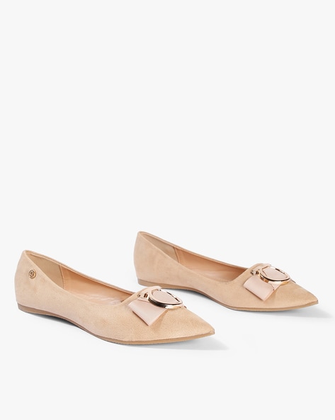 beige pointed shoes