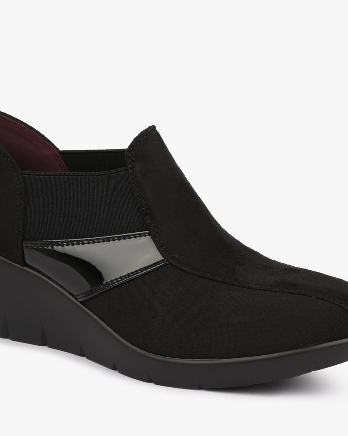 Aria Pointed-Toe Wedge in Black-Sustainable & Washable | VIVAIA