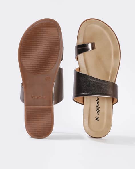 Toe-Ring Sandals with Glossy Straps (Image - 2)