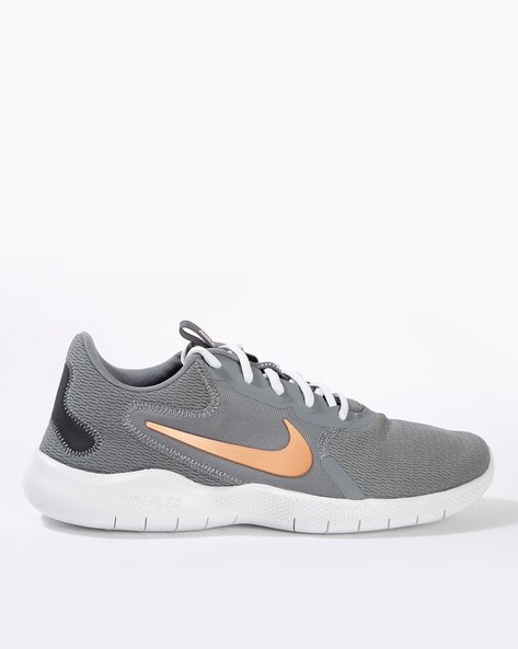 nike grey sports shoes