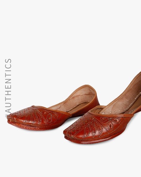 Leather hot sale juttis online