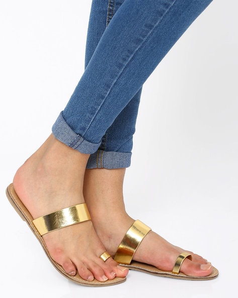 Toe outlet loop sandals