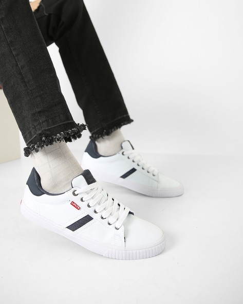 White levi's clearance canvas shoes