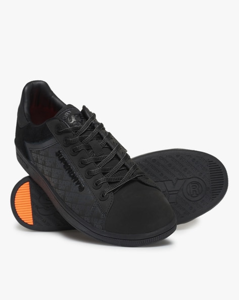 casual black tennis shoes