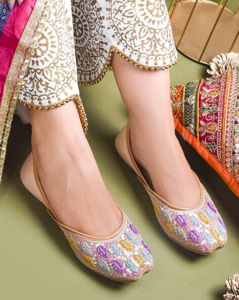 FROH FEET Women Juttis with Synthetic Upper
