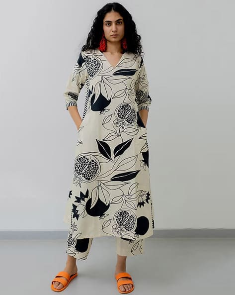 GOSRIKI Women Leaf Print Straight Kurta Set