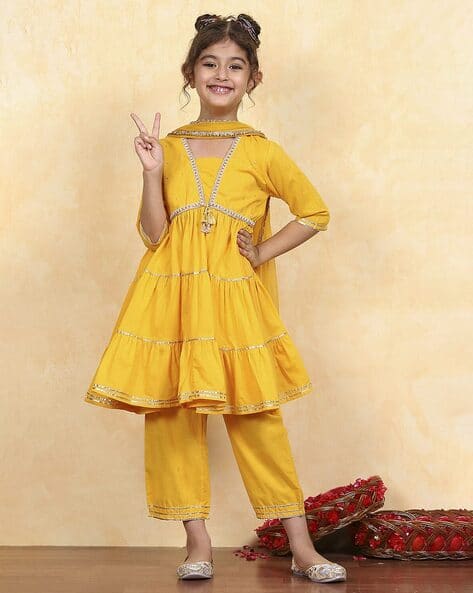 Buy BIBA Girls Embellished Kurta Suit Set Online | Ajio.com