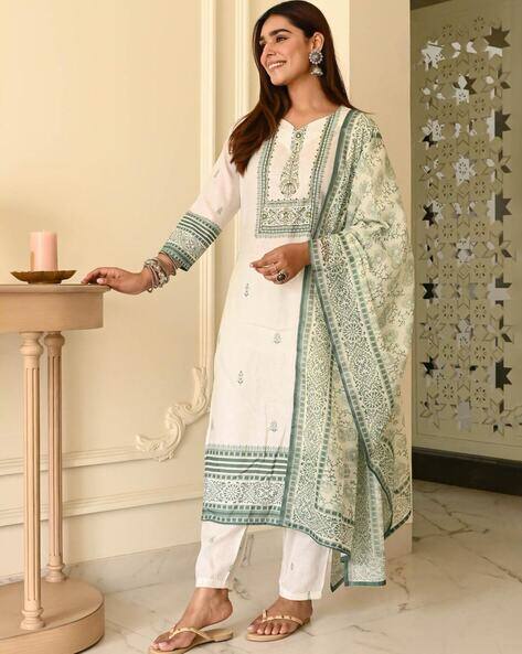 Nyrika Women Floral Print Straight Kurta Set