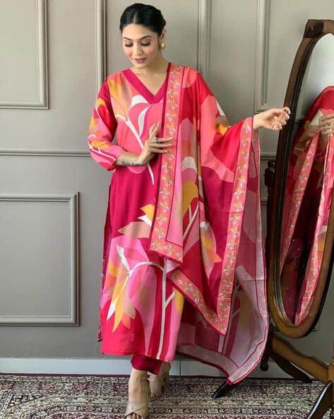 GOSRIKI Women Floral Print Straight Kurta Set with Dupatta