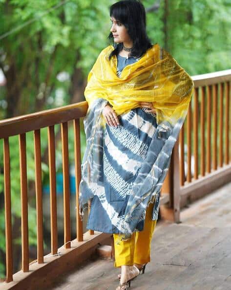GOSRIKI Women Floral Straight Kurta Suit Set