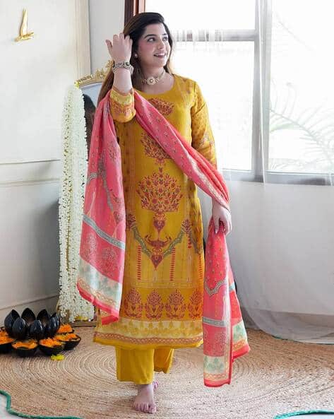SVARAA Women Floral Print Straight Kurta Suit Set