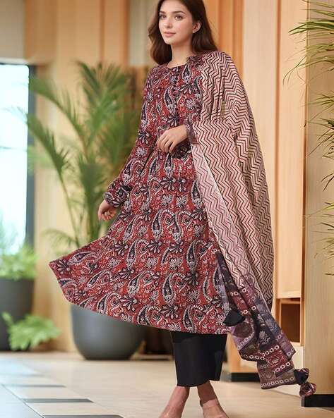 GOSRIKI Women Paisley Angrakha Kurta Set