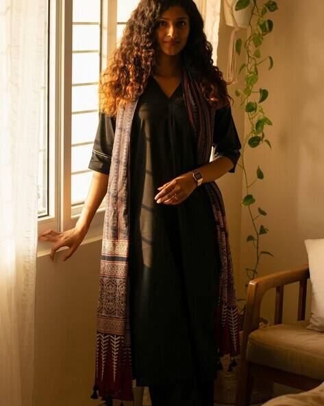 SVARAA Women V-Neck Straight Kurta Suit Set