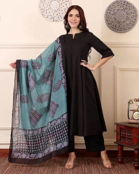 SVARAA Women Round-Neck Straight Kurta Set