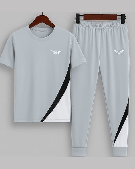 Men Colourblock Regular Fit Tracksuit