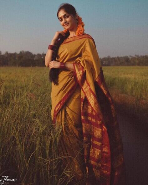 Women Kanjeevaram Silk Saree with Contrast Border